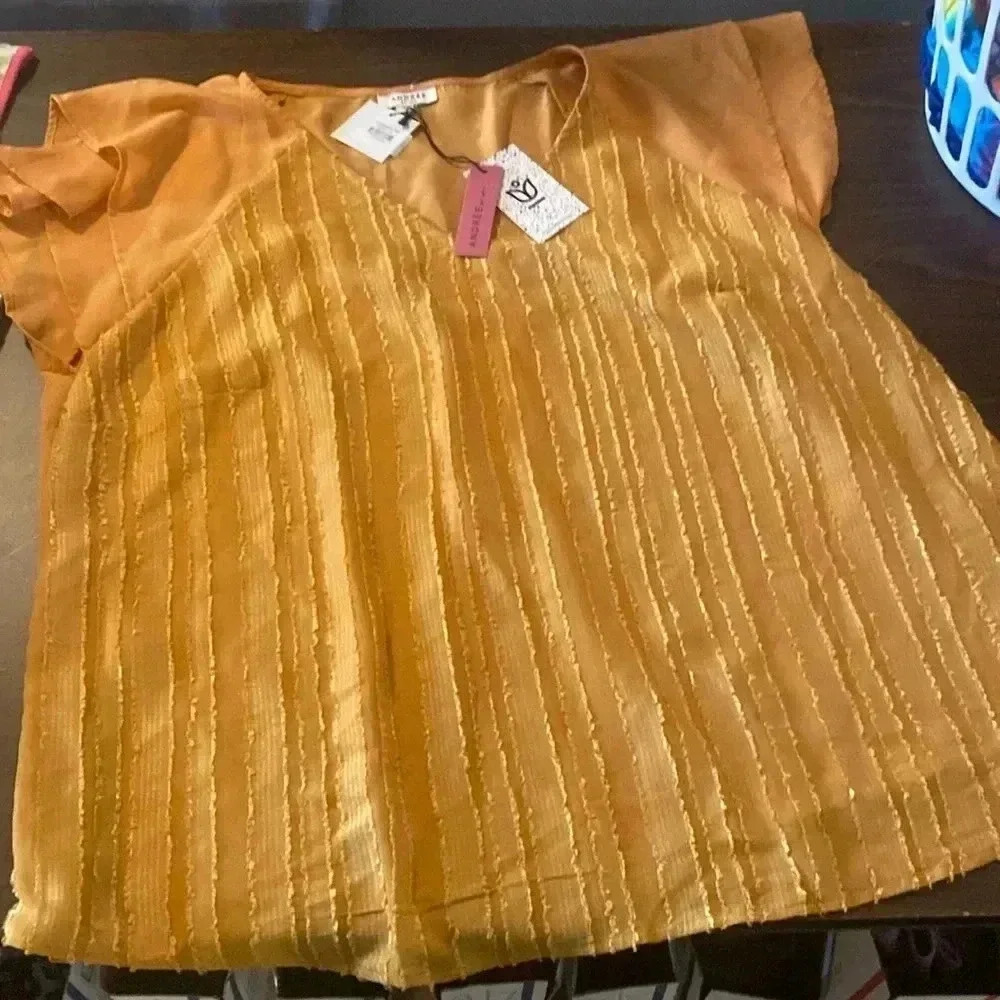 Andree by unit women’s Goldilocks mustard colored top in size 2X